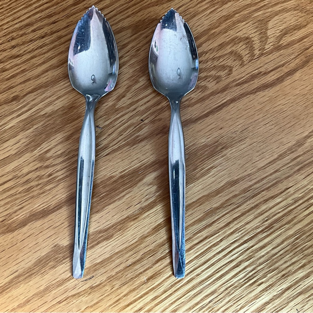WM Rogers MFG Co Stainless USA 2 Grapefruit Spoons